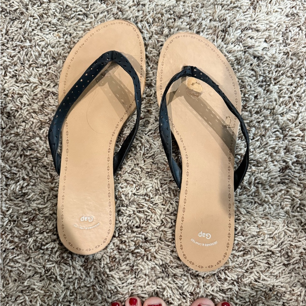 Well worn Gap Women's Black Leather Flip Flop Sandals